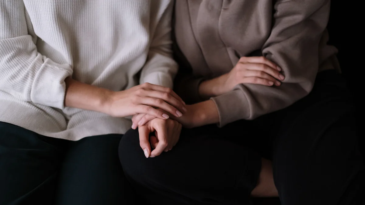 Deux personnes en échange bienveillant lors d'une séance - illustration de l'article Sophrologie ou thérapie holistique ?