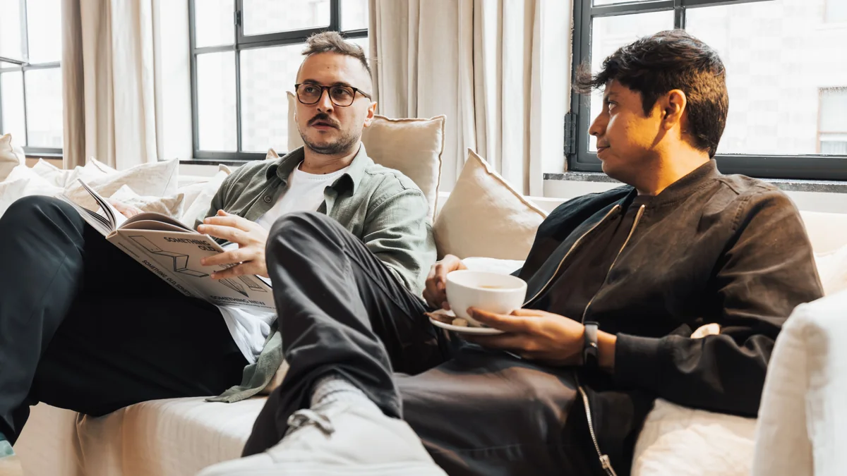 Discussion posée entre deux personnes dans un salon confortable - illustration de l'article Naturopathie et thérapie holistique