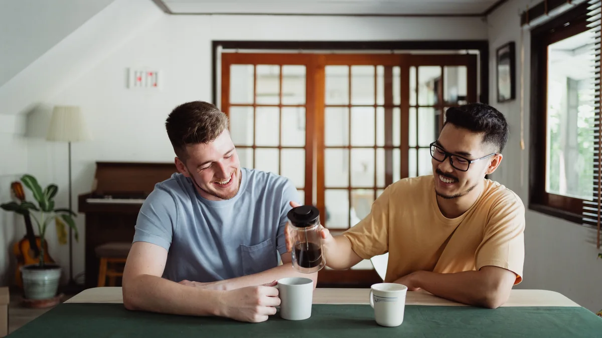 Deux amis discutant autour d'un café - illustration de l'article La thérapie Gestalt et la thérapie familiale