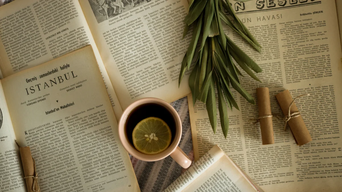 Livres ouverts et tasse posés dans une lumière douce, ambiance d'étude - illustration de l'article Glossaire des termes bouddhistes essentiels