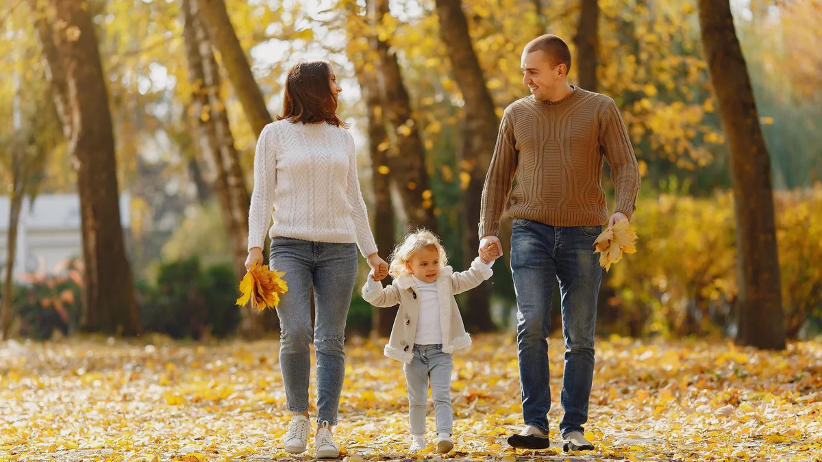 Famille se promenant joyeusement en automne - illustration de l'article Parentalité consciente et bienveillante avec nos enfants