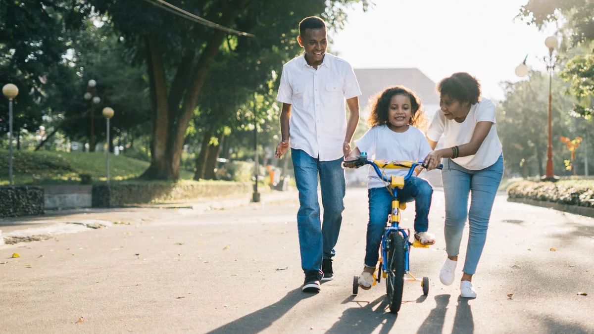 Famille faisant du vélo ensemble en plein air - illustration de l'article 12 habitudes de conversation toxiques et comment les surmonter
