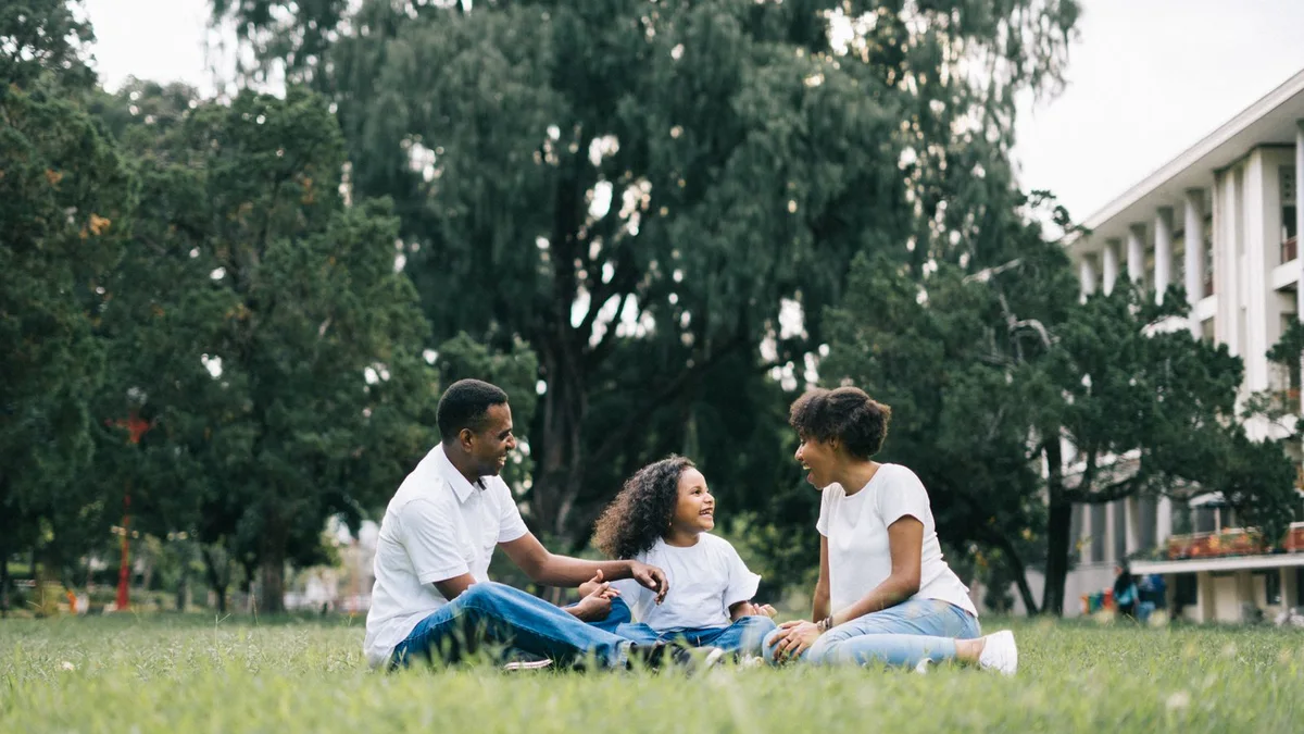 Famille complice assise dans l'herbe - illustration de l'article Narcissique ou borderline : le danger sur leurs proches
