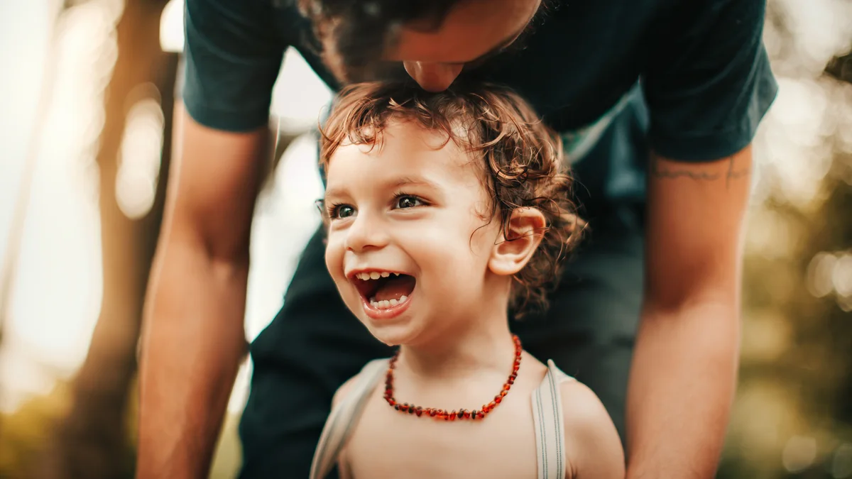 Enfant éclatant de rire en plein air - illustration de l'article Comment la thérapie de couple aide à préparer le mariage