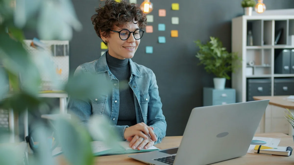 Apprenant souriant suivant un cours en ligne - illustration de l'article Comparatif des formations thérapeute holistique certifiantes