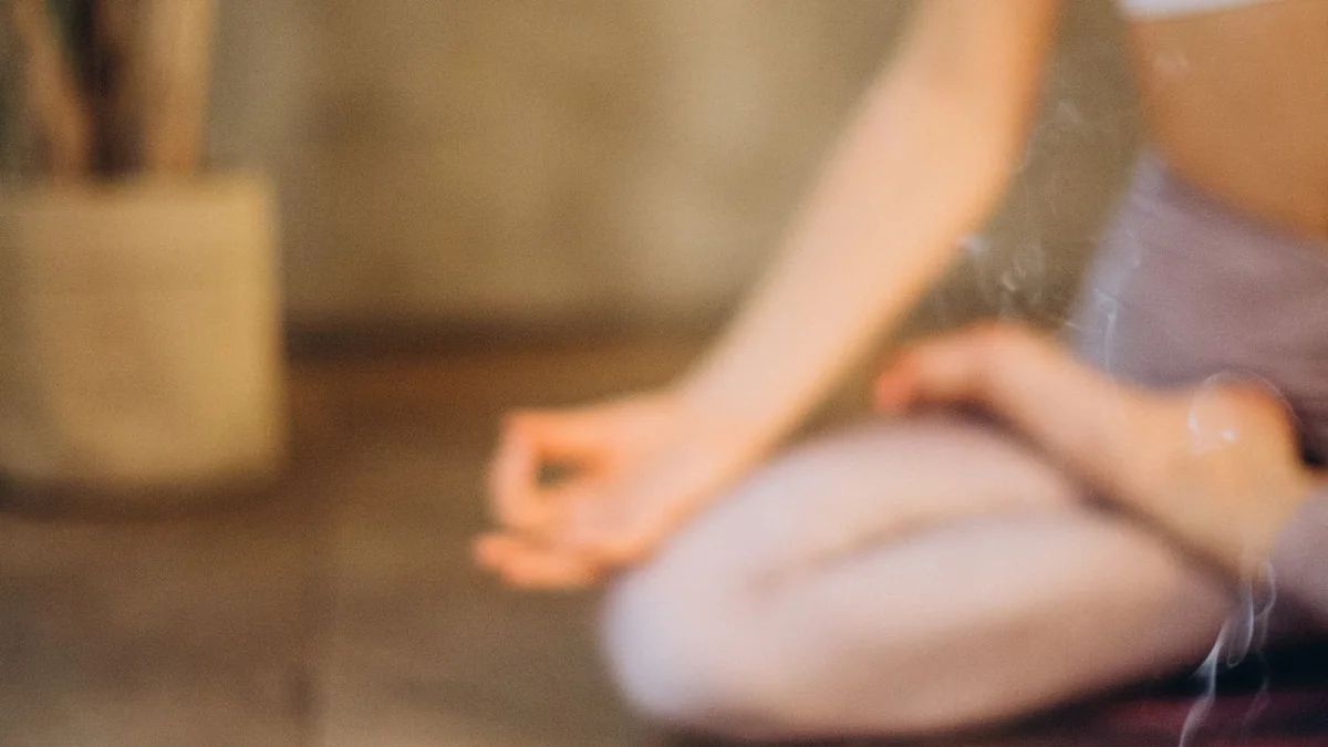 Femme méditant sereinement près de bougies - illustration de l'article Méditation pour débutants