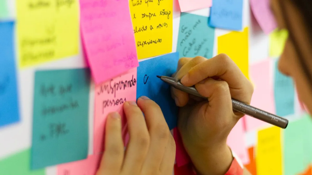 Séance de planification avec des notes colorées - illustration de l'article Les 5 erreurs courantes des thérapeutes et coachs face aux troubles mentaux