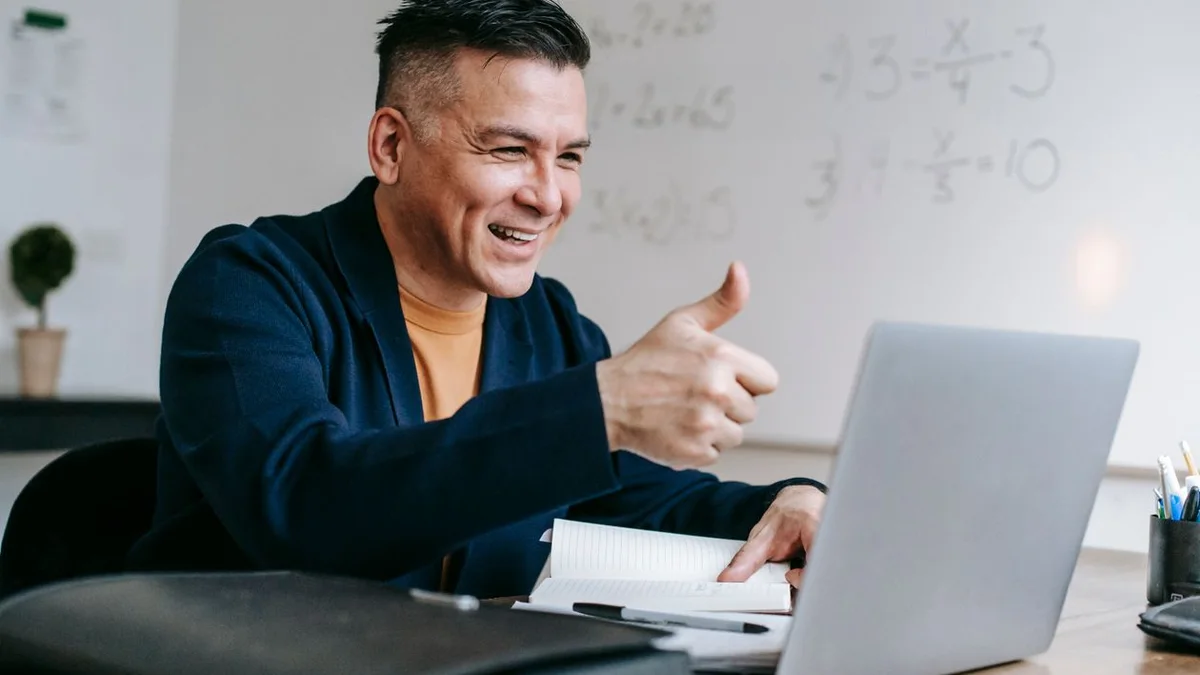 Praticien satisfait travaillant sur son ordinateur - illustration de l'article Les bienfaits de la méditation pour les thérapeutes et les coachs