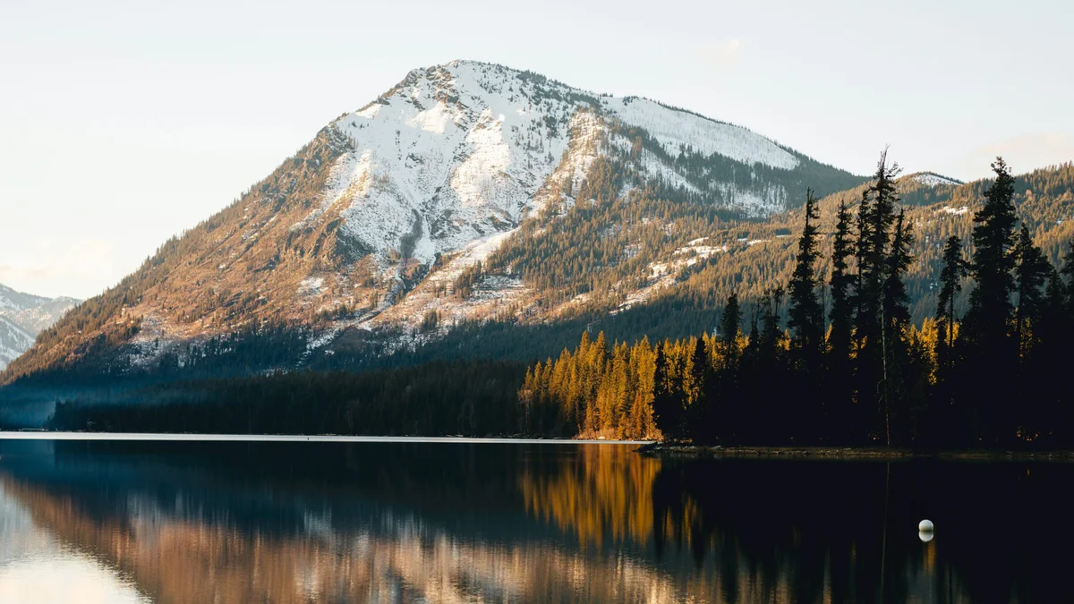Montagne se reflétant dans un lac paisible - illustration de l'article Reconversion professionnelle : comment réussir sa transition vers un nouveau métier