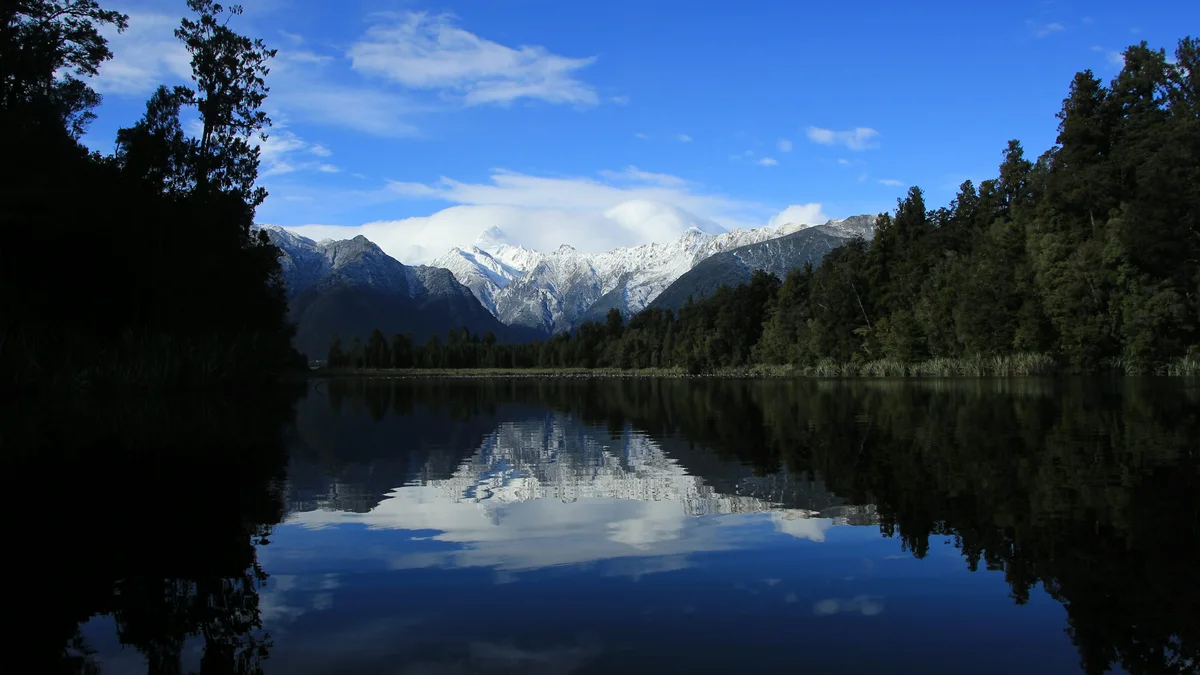 Lac de montagne serein sous un ciel dégagé - illustration de l'article Burn-out, thérapie holistique et reconversion