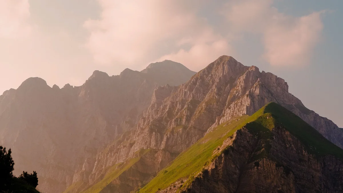 Sommet de montagne illuminé au lever du soleil - illustration de l'article Reconversion professionnelle à 40 ou 50 ans : le guide complet 2026