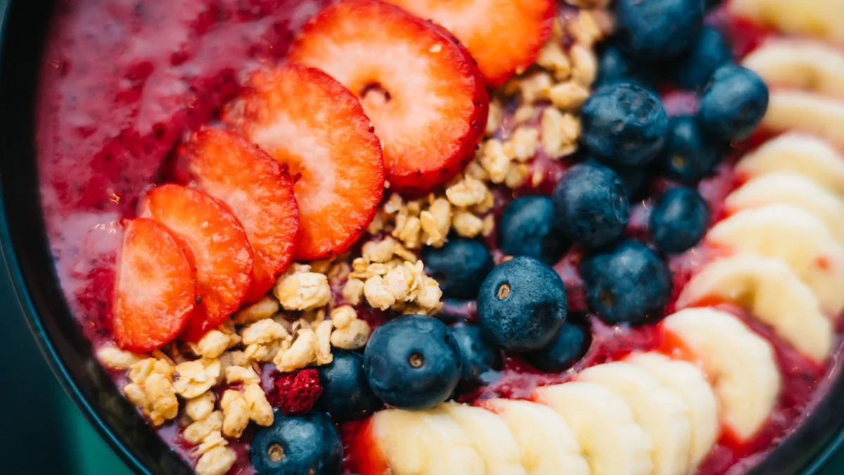 Bol de smoothie garni de fruits frais - illustration de l'article Santé et vitalité : les clés d'une vie équilibrée