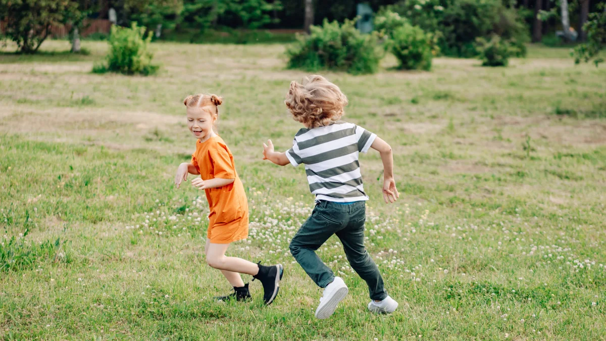 Enfants courant pleins d'énergie dans un champ - illustration de l'article Le pouvoir de la nutrition dans la thérapie holistique