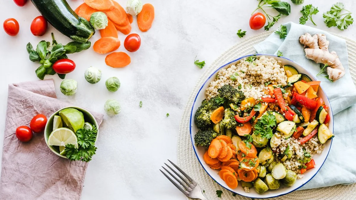 Assiette équilibrée de légumes frais et colorés - illustration de l'article Une alimentation à base de plantes : les bienfaits