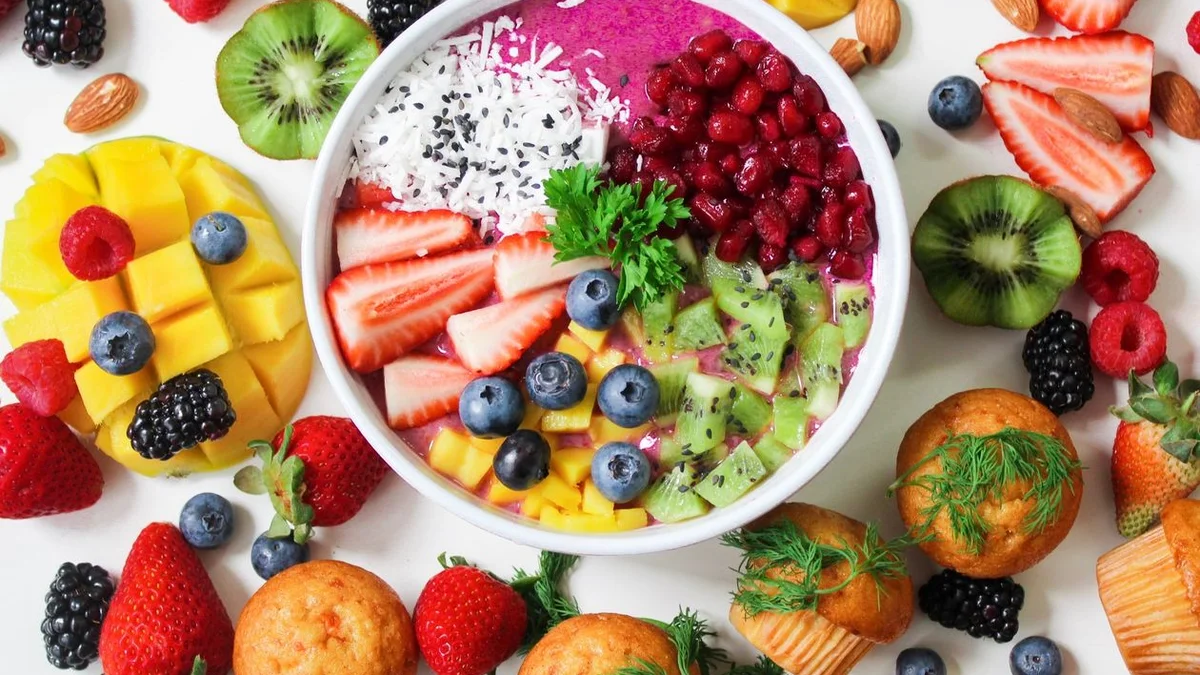 Assortiment coloré de fruits frais - illustration de l'article 40 jours de jeûne sec sur 6 mois : préparation et explications