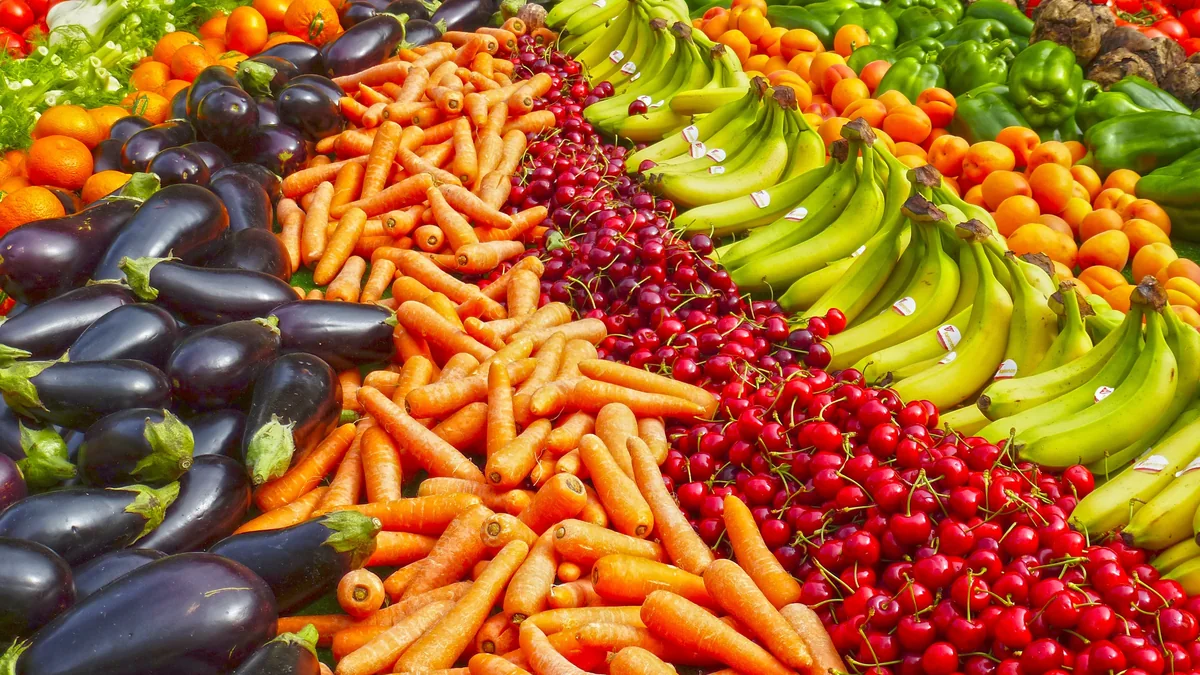 Étal coloré de fruits et légumes frais - illustration de l'article L'eau distillée, c'est quoi ? Les bienfaits pour la santé
