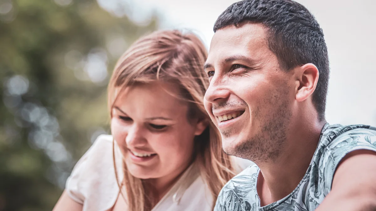 Couple souriant et complice - illustration de l'article Avis et témoignages sur la formation de Frédéric Deltour