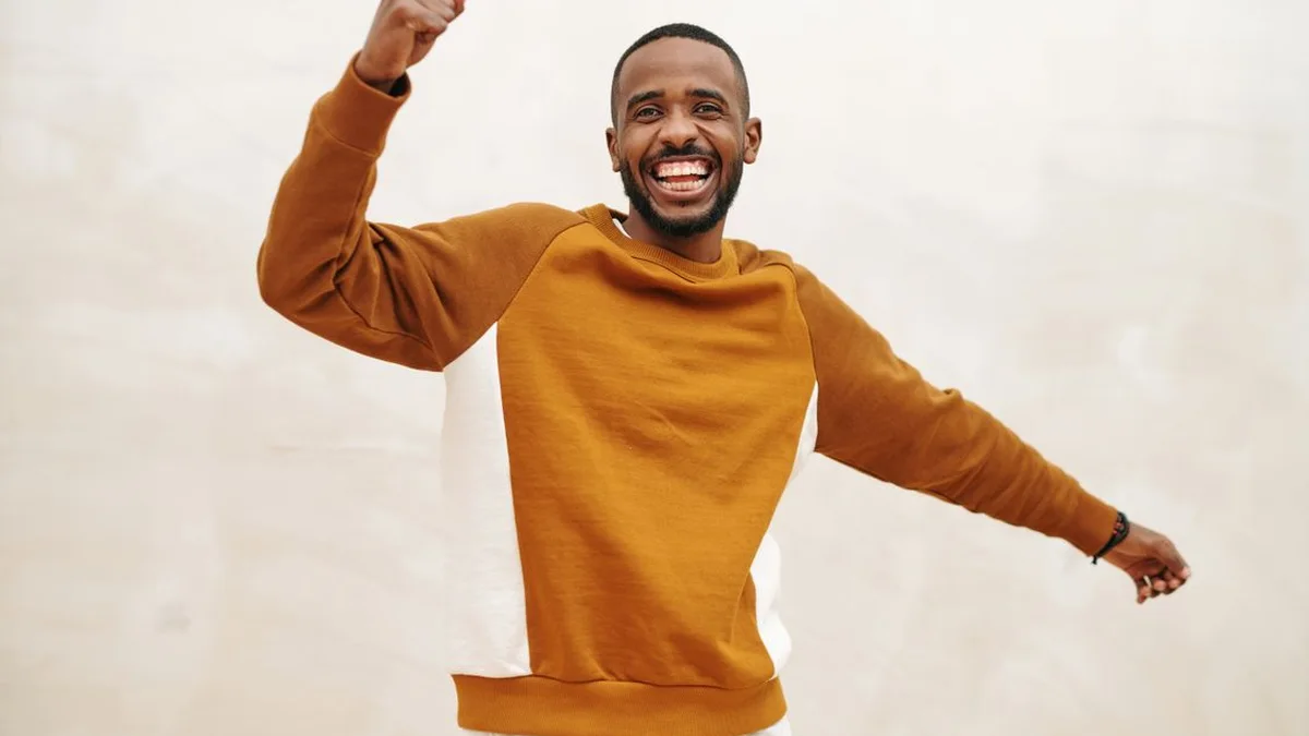 Homme célébrant une réussite avec enthousiasme - illustration de l'article Avis et témoignages stages holistiques