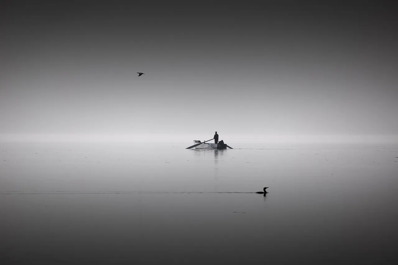 Barque sur un lac dans la brume